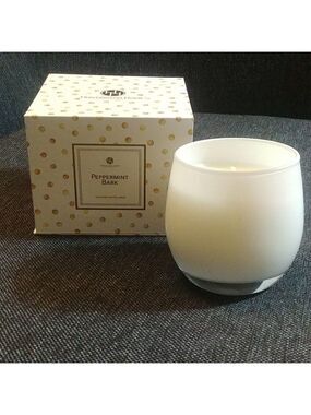 Just in! NIB Huntington Home Candle Peppermint Bark